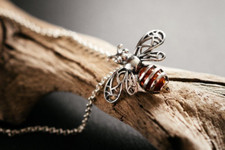 Natürlicher baltischer Bernstein-Bienenanhänger, Sterlingsilber, Honigbiene.