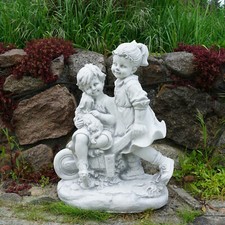 Junge und Mädchen Schubkarre