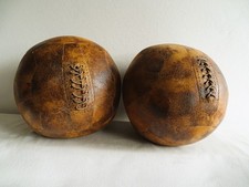 Zwei Kunstleder Medizinbälle