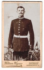 Fotografie William Wegner, Spandau, Soldat in Garde Uniform mit Pickelhaube sam 