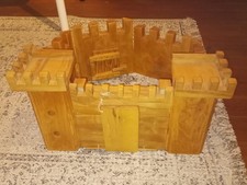 Ritterburg aus Holz, handgefertigt