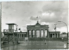 AK BERLIN  Mauer vorm Brandenburger Tor, li. Beobachtunsposten Klinke 1961/62