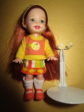 B2133)ORIGINALE ROTHAARIGE BARBIE SHELLY VOLL BEKLEIDET MATTEL MIT METALLSTÄNDER