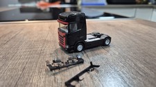 Herpa Scania CR20 HD 2-achs Solo-Zugmaschine in Schwarz/Rot. 