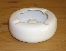 Goebel 1 Aschenbecher rund, weiß mit 4 Ablagen für Zigaretten