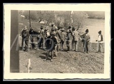 Foto, WW2, Bessarabien 1944, rumänische? Bauern und Zigeuner? am Bahndamm; L251L