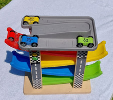 Kleinkind-Spielzeug - wie Murmelbahn mit 4 Autos  aus Holz und Plastik