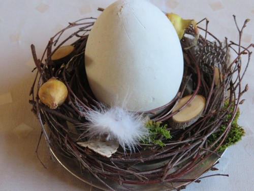 Osterdekoration auf teller - auf,