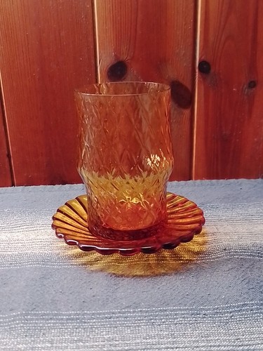 Bernsteinfarbes glas und ein - und,