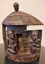 Alte, handgeschnitzte & kunstvolle afrikanische Rundhütte mit Figuren