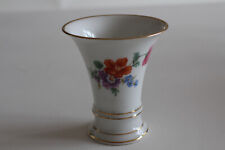 Antike Trichtervase mit Blumen