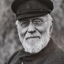 Male portrait with Elbe sailor