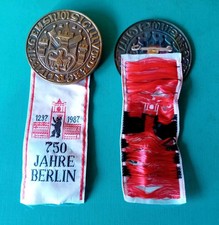 Zwei Anstecker / MEDAILLE / PIN 750 JAHRE BERLIN - HAUPTSTADT der DDR