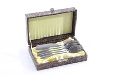 alter Besteckkasten mit