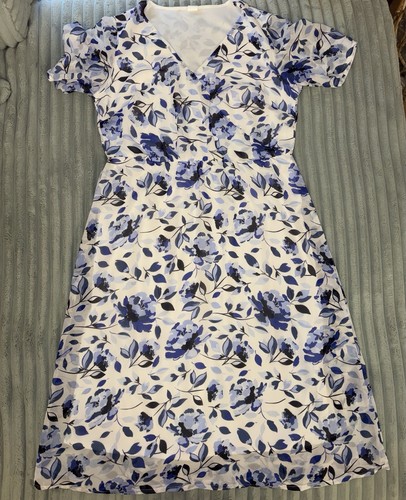Kleid mit blauem - , blumenmuster