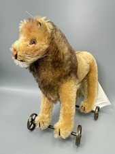 Steiff 673283 Lion on Wheels