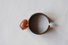 Offener Ring mit Ornamenten-Kupferfarbenen Metall?-orangefarbener  Stein