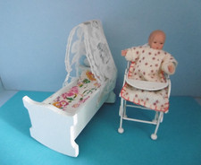 Wiege mit Himmel & CACO Baby Puppe & Hochstuhl Puppenhaus 1:18