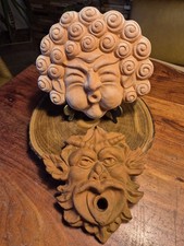 2 charmante Terrakotta-Wandmasken Garten Deko Wind Gesicht Aeolus & Green Man