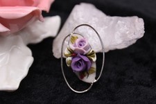 Schöne vintage Brosche aus 3D-Keramik mit lila Rosen Blumen