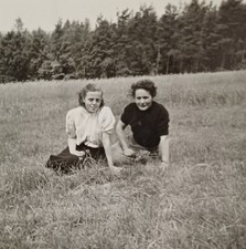 Zwei junge Frauen sitzen auf