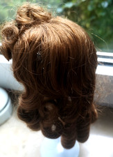 Puppenperücke mit lockigem