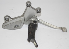 Fußrastenanlage Fußraste vorne rechts Triumph Sprint ST 955 i 02-04 (Lager8-25)