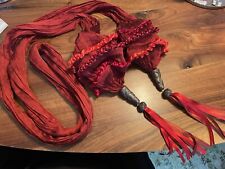 Designerschal. Seide. Plissiert. Rot. Sehr hübsche Troddeln. Ca. 2 Meter lang. 