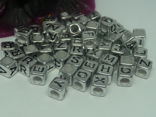 Buchstabenperlen silber