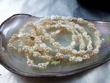 Lange Perlenkette geknotet aus Echten kleinen Zucht Perlen und Perlmutt Scheiben
