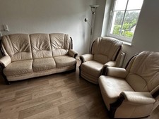 Sofa und zwei Sessel in