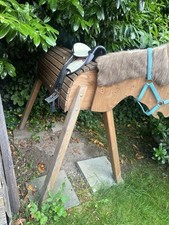 Holzpferd Voltigierpferd mit brauner Mähne und Sattel