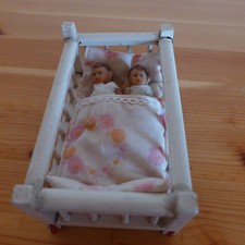 Möbel Puppenhaus Puppenstube DDR Gitterbett mit Rollen + 2 Babypuppen