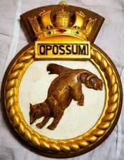 HMS Opossum - Schiffswappen Plakette Abzeichen handbemalt, massive Mahagoni Montierung, 1,025 kg