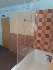 Hüppe Badewannen-Duschabtrennung mit 3-teiliger Schwingfalttür B/H 120x150cm