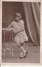 Foto AK Hübsches Mädchen im Sommerkleid Mode Momentaufnahme 30er Jahre