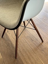 VITRA Eames DSW Plastic Armchair Vollpolster Eames Stuhl  sehr guter Zustand