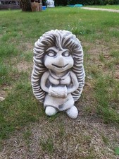 Steinfigur Frau Igel