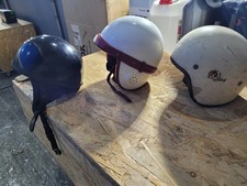 Drei Motorradhelme Vintage