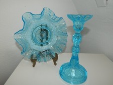 1 Kerzenleuchter antik Pressglas hell-blau Höhe 22,5 cm und Schale