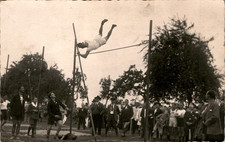 FOTO AK SPORT TURNEN STAB HOCHSPRUNG UM 1935