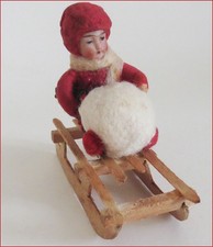 Alter Weihnachtsschmuck,  kleines Wattekind auf Schlitten, 7 cm
