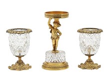 A Halcyon Days Miniatur Cherub vergoldetes Messing & geschliffenes Glas Kerzenhalter & zwei Vase