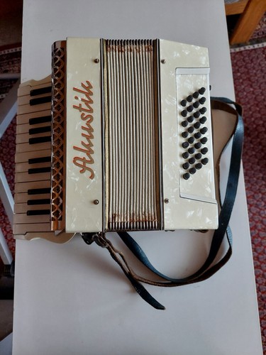 Sehr altes piano - altes, akkordeon