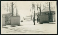 Foto 17x10 cm Kaserne Luftwaffe Tor Haupteingang mit Blick in die Kaserne 1941 