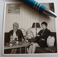 Altes originales s/w Foto, Zwei Frauen im Wohnzimmer bei Kerzenlicht 