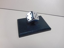 Briefbeschwerer Würfel auf