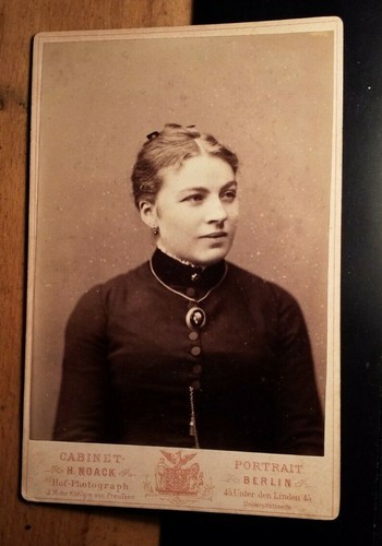 Frau mit schmuck - portrait, /