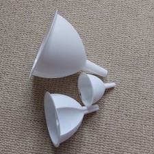 Weiße Trichter Set. 3 Stück