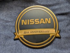 Emblem Nissan 50. Geburtstag 50th Anniversary, NOS mit Lagerspuren schwarz gold